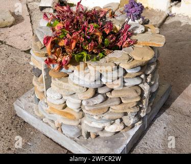 Parterre de fleurs fait de petits cailloux de pierre Banque D'Images