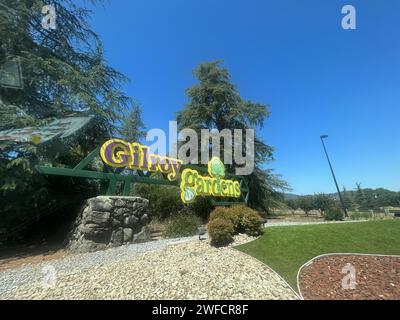 Panneau d'entrée coloré du parc à thème familial Gilroy Gardens par temps clair, Gilroy, comté de Santa Clara, Californie, août 7, 2023. Banque D'Images