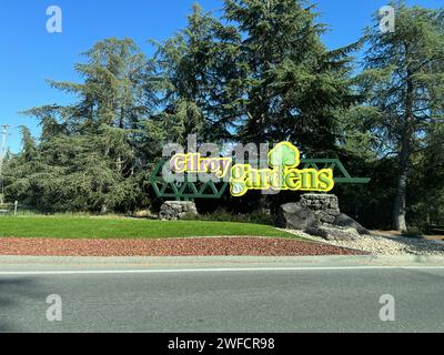 Signalisation pour Gilroy Gardens Family Theme Park au milieu d'un paysage paysager par une journée ensoleillée, Gilroy, Californie, 7 août 2023. Banque D'Images