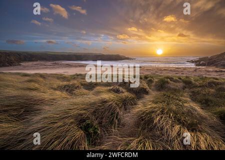 Porth Trecastell (Cable Bay) sur la côte de l'île d'Anglesey au coucher du soleil, au nord du pays de Galles Banque D'Images