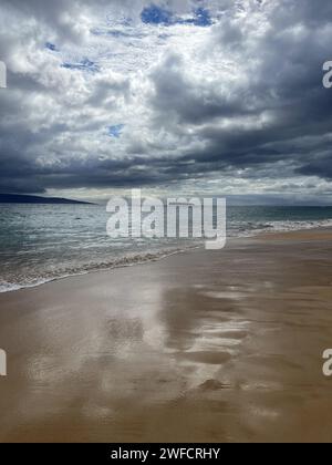 Vue panoramique de l'océan Pacifique sous un ciel rempli de nuages, avec l'eau rencontrant l'horizon, vue depuis la plage de Makena Alanui, Kanahena, comté de Maui, Hawaï, États-Unis, 19 juillet 2023. Banque D'Images