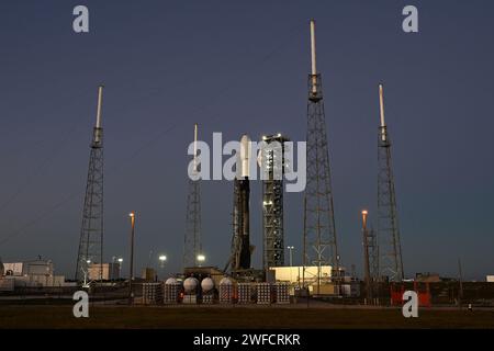 Une fusée SpaceX Falcon 9 est prête à lancer le Northrup Grumman Cygnus Cargo Freighter dans le cadre de la mission NG-20 de la NASA vers la Station spatiale internationale depuis le complexe de lancement 40 de la Station spatiale Cape Canaveral, en Floride, le mardi 30 janvier 2024. .Photo de Joe Marino/UPI Banque D'Images
