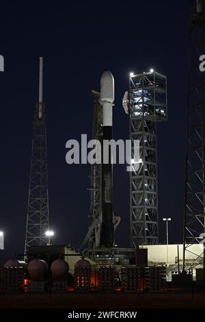 Une fusée SpaceX Falcon 9 est prête à lancer le Northrup Grumman Cygnus Cargo Freighter dans le cadre de la mission NG-20 de la NASA vers la Station spatiale internationale depuis le complexe de lancement 40 de la Station spatiale Cape Canaveral, en Floride, le mardi 30 janvier 2024. .Photo de Joe Marino/UPI Banque D'Images