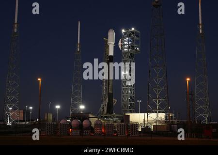 Une fusée SpaceX Falcon 9 est prête à lancer le Northrup Grumman Cygnus Cargo Freighter dans le cadre de la mission NG-20 de la NASA vers la Station spatiale internationale depuis le complexe de lancement 40 de la Station spatiale Cape Canaveral, en Floride, le mardi 30 janvier 2024. .Photo de Joe Marino/UPI Banque D'Images