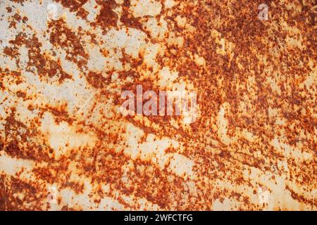 Fond métallique corrodé. Mur métallique gris rouillé peint. Fond métallique rouillé avec traces de rouille. Taches de rouille. Les taches rouillées de surface métallique. R Banque D'Images