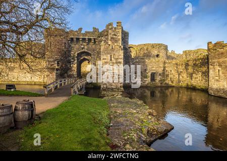 Château de Beaumaris et douves, Anglesey, pays de Galles du Nord Banque D'Images