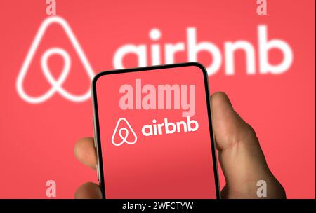 Logo de la société Airbnb affiché sur le téléphone intelligent Banque D'Images