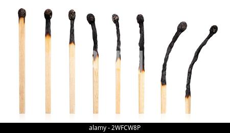 Allumettes brûlées isolées sur blanc. Boîte d'allumettes. Différentes étapes de match Burnt Matches. Profondeur de champ totale Banque D'Images
