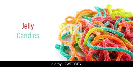 Bonbons gélifiés multicolores en forme de spaghetti saupoudrés de sucre. Gros plan. Banque D'Images