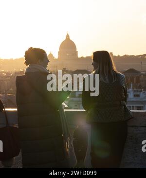 Rome, Italie. 23 janvier 2024. Les gens regardent le coucher de soleil à la Villa Borghese à Rome, Italie, le 23 janvier 2024. Crédit : Li Jing/Xinhua/Alamy Live News Banque D'Images