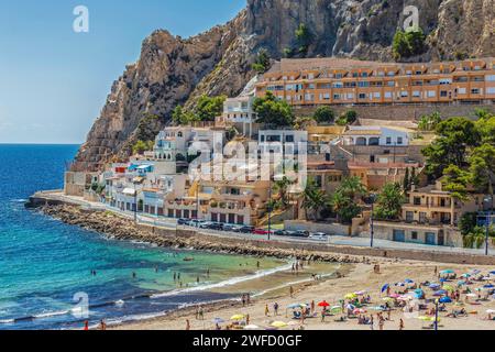 BENIDORM, ESPAGNE - 14 AOÛT 2020 : maisons espagnoles typiques situées au-dessus de la plage Ponente - Playa de Poniente, sur la colline Tossal de la Cala. Banque D'Images