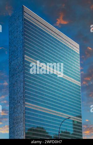 New York, États-Unis - 7 mars 2020 : le bâtiment du Secrétariat des Nations Unies, un gratte-ciel de 505 pieds (154 m) de haut, siège des Nations Unies. Banque D'Images