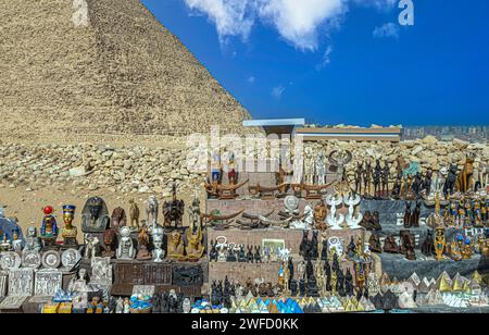 GIZEH, EGYPTE, AFRIQUE- 26 AVRIL 2022 : divers souvenirs égyptiens traditionnels exposés à la vente devant la Pyramide de Khéops. Banque D'Images