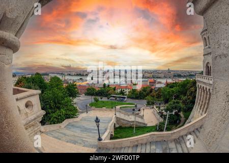 BUDAPEST, HONGRIE - 23 AOÛT 2021 : vue depuis le Bastion des pêcheurs. Conçu et construit entre 1895 et 1902 sur les plans de Frigyes Schulek. Banque D'Images