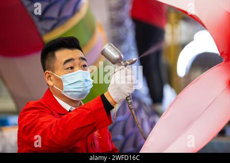 (240130) -- CHENGDU, 30 janv. 2024 (Xinhua) -- Deng Peilin colore une lanterne dans la ville de Zigong, dans la province du Sichuan au sud-ouest de la Chine, 19 janvier 2024. Le projet national de patrimoine culturel immatériel Zigong Lantern show possède une longue histoire. Elle remonte aux dynasties Tang (618-907) et Song (960-1279). Deng Peilin, né dans les années 1970, est un artisan éminent des lanternes Zigong. Il a appris des artisans renommés pendant des années pour apprendre les compétences de la conception et de la fabrication de lanternes. Deng a été témoin du développement de l'industrie des lanternes Zigong au cours des deux dernières décennies. Son équipe a de l'orga Banque D'Images