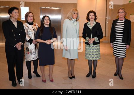 La reine Silvia et Mme Brigitte Macron posent avec Eva Nguyen Binh, directrice de l’Institut français, Madeleine Sjöstedt, directrice générale de l’Institut suédois, Parisa Liljestrand, ministre de la culture, et Gitte Ørskou, directrice du musée, lors d’une visite au Musée d’Art moderne de Stockholm, Suède, le 30 janvier 2024. Le président français Emmanuel Macron et Mme Brigitte Macron effectuent une visite d’État de deux jours en Suède. Photo : Jessica Gow / TT / Code 10070 Banque D'Images