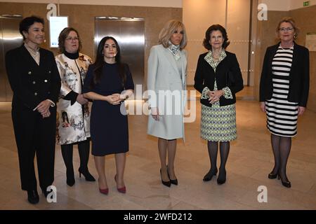 La reine Silvia et Mme Brigitte Macron posent avec Eva Nguyen Binh, directrice de l’Institut français, Madeleine Sjöstedt, directrice générale de l’Institut suédois, Parisa Liljestrand, ministre de la culture, et Gitte Ørskou, directrice du musée, lors d’une visite au Musée d’Art moderne de Stockholm, Suède, le 30 janvier 2024. Le président français Emmanuel Macron et Mme Brigitte Macron effectuent une visite d’État de deux jours en Suède. Photo : Jessica Gow / TT / Code 10070 Banque D'Images