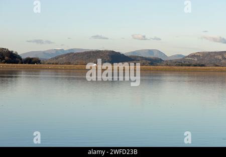 Meathop est tombé vu de l'autre côté de la rivière Kent depuis Arnside Westmorland et Furness England Banque D'Images