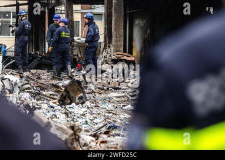 ROTTERDAM - enquête avec un chien policier sur le site où une explosion a eu lieu dans un bâtiment sur le Schammenkamp dans le sud de Rotterdam. La grande explosion a été suivie d'un incendie violent. Le bâtiment et des dizaines de maisons adjacentes ont été détruits ou gravement endommagés par l'explosion. ANP JEFFREY GROENEWEG pays-bas sorti - belgique sorti Banque D'Images