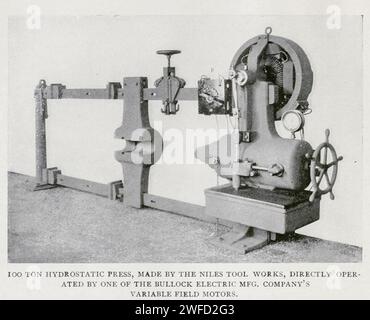 PRESSE HYDROSTATIQUE DE 1OO TONNES, FABRIQUÉE PAR LES TRAVAUX D'OUTILS NILES, DIRECTEMENT ACTIONNÉE PAR L'UN DES MFG BULLOCK ELECTRIC. MOTEURS À CHAMP VARIABLE DE LA SOCIÉTÉ DE L'ÉLECTRICITÉ D'ARTICLE DANS L'ATELIER D'USINAGE MODERNE. Par Louis Bell. Extrait du magazine Engineering consacré au progrès industriel Volume XI octobre 1897 The Engineering Magazine Co Banque D'Images