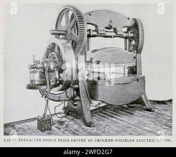 GRANDE PRESSE À POINÇONNER FERRACTE ENTRAÎNÉE PAR CROCKER-WHEELER ELECTRIC MOTOR.FROM L'ÉLECTRICITÉ DE L'ARTICLE DANS L'ATELIER D'USINAGE MODERNE. Par Louis Bell. Extrait du magazine Engineering consacré au progrès industriel Volume XI octobre 1897 The Engineering Magazine Co Banque D'Images