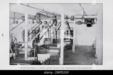 Groupe conduit par 65 H.P. General Electric moteur dans la salle de picker des usines Columbia de l'ÉLECTRICITÉ D'article DANS L'ATELIER D'USINAGE MODERNE. Par Louis Bell. Extrait du magazine Engineering consacré au progrès industriel Volume XI octobre 1897 The Engineering Magazine Co Banque D'Images