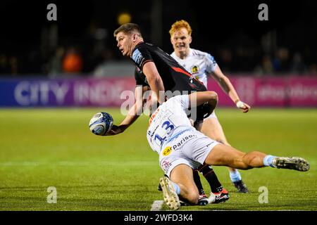 LONDRES, ROYAUME-UNI. 27 janvier 2024. Owen Farrell de Saracens (Capt.) (au centre) est attaqué lors de Saracens vs Exeter Chiefs Gallagher Premiership Ru Banque D'Images