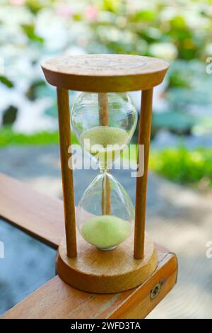 Gros plan de sablier avec bassin de nénuphars flou en toile de fond Banque D'Images