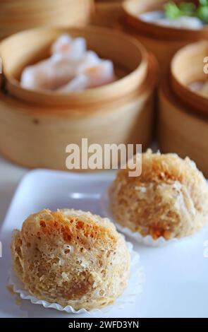 Gros plan de friture Taro Dumpling, l'un des plats chinois les plus populaires de Dim Sum Banque D'Images