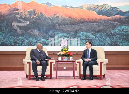 Pékin, Chine. 30 janvier 2024. Le vice-président chinois Han Zheng rencontre le président de la 78e session de l’Assemblée générale des Nations Unies, Dennis Francis, à Beijing, capitale de la Chine, le 30 janvier 2024. Crédit : Yue Yuewei/Xinhua/Alamy Live News Banque D'Images