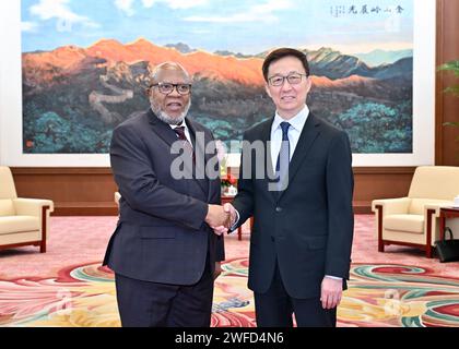 Pékin, Chine. 30 janvier 2024. Le vice-président chinois Han Zheng rencontre le président de la 78e session de l’Assemblée générale des Nations Unies, Dennis Francis, à Beijing, capitale de la Chine, le 30 janvier 2024. Crédit : Yue Yuewei/Xinhua/Alamy Live News Banque D'Images