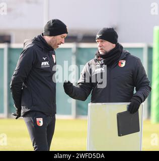 Augsbourg, Deutschland. 30 janvier 2024. Jacob Friis (Co-Trainer FC Augsburg) im Gespräch mit Remigius Elert (Spiel- und VideoAnalyst FC Augsburg) FC Augsburg, formation, crédit : dpa/Alamy Live News Banque D'Images