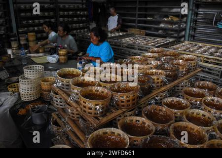 Bandung, Java Ouest, Indonésie. 30 janvier 2024. Les ouvriers fabriquent des kue keranjang (gâteaux à panier) typiques avant les célébrations du nouvel an chinois dans une maison de production à Bandung. Les ventes de ce gâteau augmentent avant la célébration du nouvel an chinois. Ce gâteau, qui est fabriqué en dix-huit heures, peut produire 4 000 à 5 000 morceaux de gâteau de panier par jour. (Image de crédit : © Dimas Rachmatsyah/ZUMA Press Wire) USAGE ÉDITORIAL SEULEMENT! Non destiné à UN USAGE commercial ! Banque D'Images