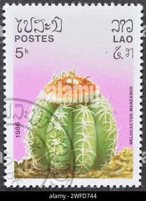 Timbre-poste annulé imprimé par le Laos, qui montre Melocactus manzanus, vers 1986. Banque D'Images