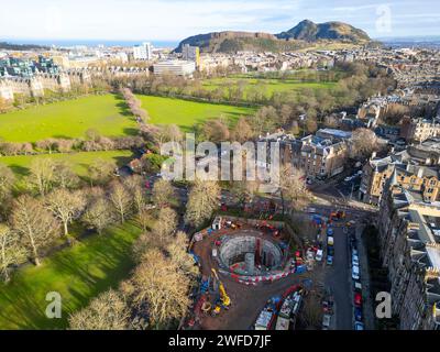 Vue aérienne de drone regardant vers le bas sur le chantier de construction pour un grand réservoir souterrain de stockage d'eaux pluviales à Édimbourg. Le réservoir est situé à Marchmont et Banque D'Images