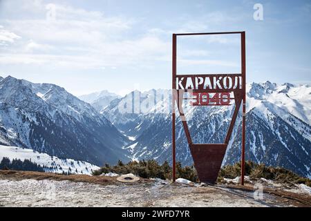 Station de ski Karakol. Panneau au sommet de la hauteur de la montagne 3040 mètres au-dessus du niveau de la mer. Vue panoramique sur les montagnes d'hiver au Kirghizistan. Sommets enneigés, nat Banque D'Images
