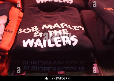 Pour célébrer la sortie théâtrale de BOB MARLEY : ONE LOVE, une expérience Pop Up exclusive a ouvert ses portes à l’Outernet, Charing Cross Road. Du 29 janvier au 3 février 2024, le BOB MARLEY: One Love Pop Up (at the Outernet) donne aux fans accès à une collection exclusive de marchandises qui comprend des vêtements en édition limitée ainsi que du vinyle Bob Marley et même du café Marley – une célébration de l’impact mondial de Bob Marley sur la musique et la culture. Aujourd'hui, les 100 premiers visiteurs qui ont franchi la porte ont reçu des packs de cadeaux exclusifs et la chance de gagner des billets pour la première britannique du film. Banque D'Images