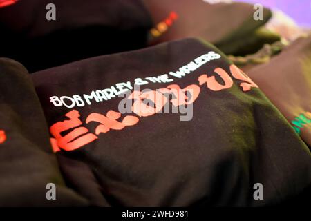 Pour célébrer la sortie théâtrale de BOB MARLEY : ONE LOVE, une expérience Pop Up exclusive a ouvert ses portes à l’Outernet, Charing Cross Road. Du 29 janvier au 3 février 2024, le BOB MARLEY: One Love Pop Up (at the Outernet) donne aux fans accès à une collection exclusive de marchandises qui comprend des vêtements en édition limitée ainsi que du vinyle Bob Marley et même du café Marley – une célébration de l’impact mondial de Bob Marley sur la musique et la culture. Aujourd'hui, les 100 premiers visiteurs qui ont franchi la porte ont reçu des packs de cadeaux exclusifs et la chance de gagner des billets pour la première britannique du film. Banque D'Images