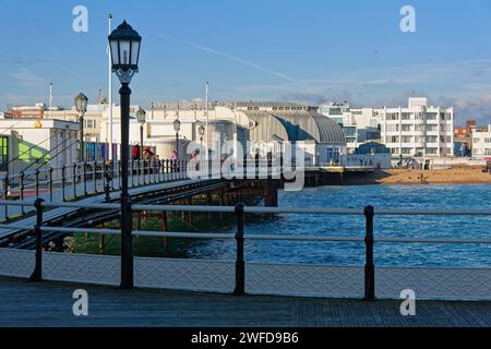 Le front de mer à Worthing vu de la jetée par une journée hivernale ensoleillée et froide West Sussex Angleterre Royaume-Uni Banque D'Images