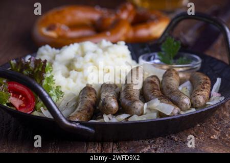 Saucisse de Nuremberg avec Sauerkraut sur bois Banque D'Images