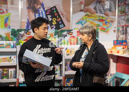 Nuremberg, Allemagne. 30 janvier 2024. Un exposant chinois s’entretient avec un visiteur à la Foire internationale du jouet de Nuremberg (Spielwarenmesse) à Nuremberg, en Allemagne, le 30 janvier 2024. En tant que salon professionnel de premier plan pour les jouets, les loisirs et les loisirs, le Spielwarenmesse a débuté mardi avec plus de 2 100 entreprises participantes du monde entier. Crédit : Zhang Fan/Xinhua/Alamy Live News Banque D'Images