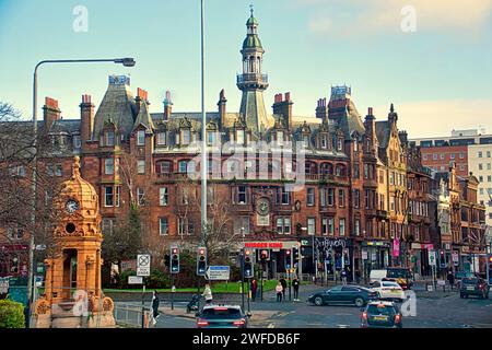 Glasgow, Écosse, Royaume-Uni. 30 janvier 2024. La disparition de la rue sauchiehall a vu le tronçon autrefois magnifique et emblématique de la route se désintégrer le long de sa longueur en raison de la mauvaise gestion du conseil. La magnifique section à Charing Cross Mansions. Crédit Gerard Ferry/Alamy Live News Banque D'Images