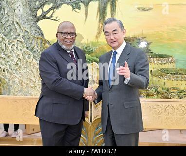 Pékin, Chine. 30 janvier 2024. Le ministre chinois des Affaires étrangères Wang Yi, également membre du bureau politique du Comité central du Parti communiste chinois, rencontre le président de la 78e session de l'Assemblée générale des Nations Unies, Dennis Francis, à Beijing, capitale de la Chine, le 30 janvier 2024. Crédit : Yue Yuewei/Xinhua/Alamy Live News Banque D'Images