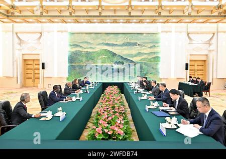 Pékin, Chine. 30 janvier 2024. Le ministre chinois des Affaires étrangères Wang Yi, également membre du bureau politique du Comité central du Parti communiste chinois, rencontre le président de la 78e session de l'Assemblée générale des Nations Unies, Dennis Francis, à Beijing, capitale de la Chine, le 30 janvier 2024. Crédit : Yue Yuewei/Xinhua/Alamy Live News Banque D'Images