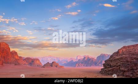 Paysage désertique au coucher du soleil à Wadi Rum, Jordanie. Banque D'Images