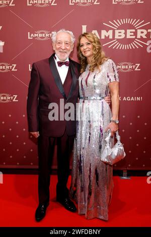 Schauspieler Dieter Hallervorden mit Ehefrau Christiane Zander BEI der Lambertz lundi soir 2024 im Alten Wartesaal. Köln, 29.01.2024 NRW Deutschland *** acteur Dieter Hallervorden avec sa femme Christiane Zander au Lambertz lundi soir 2024 dans l'Alter Wartesaal Cologne, 29 01 2024 NRW Allemagne Copyright : xChristophxHardtx Banque D'Images