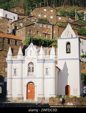 L'église blanche notre-Dame de l'Immaculée conception (Piodão, Portugal) Banque D'Images