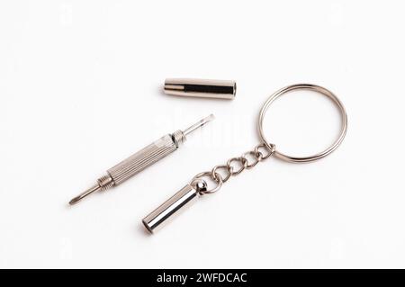 Deux tournevis sur un porte-clés pour lunettes, montres et un téléphone. Outil porte-clés tournevis double face Banque D'Images