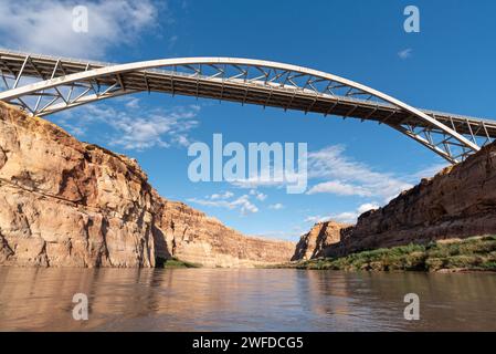 Utah Hwy. Pont de 95 sur le fleuve Colorado, Utah. Banque D'Images