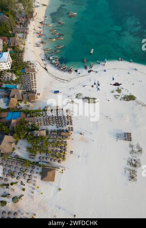 Vue aérienne des bateaux de pêche et des parasols sur la côte de la mer tropicale avec plage de sable.Voyage d'été à Zanzibar, Africa.Top vue des bateaux et gr clair Banque D'Images